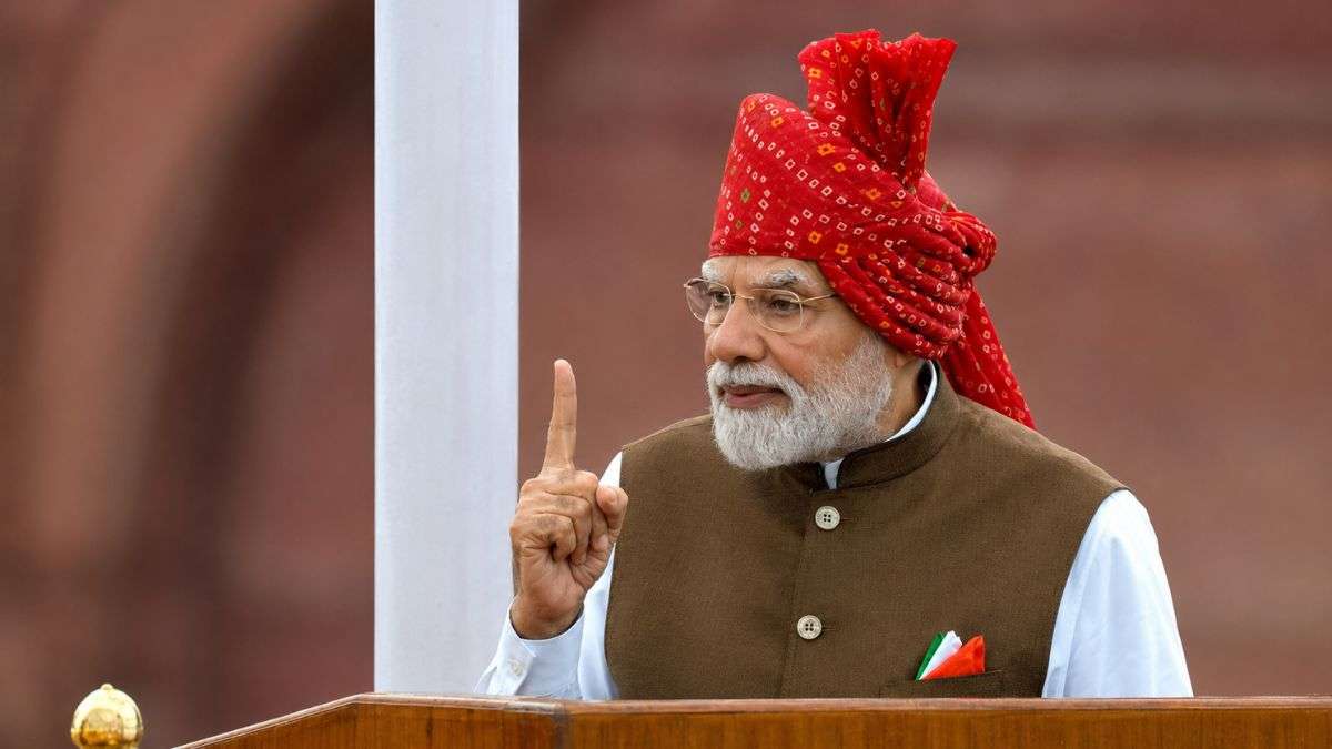 For his 13th consecutive Independence Day address from the Red Fort, Prime Minister Narendra Modi showcased India’s traditional craftsmanship with a maroon safa featuring intricate yellow and white Bandhani patterns. He paired the vibrant headgear with a classic white kurta-pyjama and a brown Nehru jacket, creating a look that combined cultural heritage with ceremonial elegance.