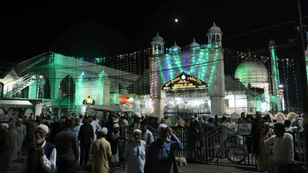 Hazratbal Shrine Witnesses Historic Eid-e-Milad Gathering as Thousands Pray in Srinagar