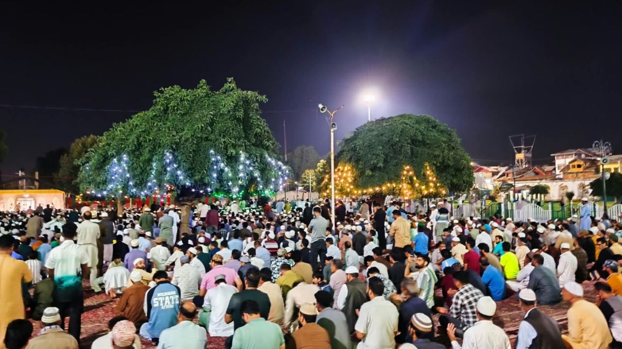 Eid-e-Milad at Hazratbal Shrine: Thousands Gather in Kashmir for Grand Religious Celebration