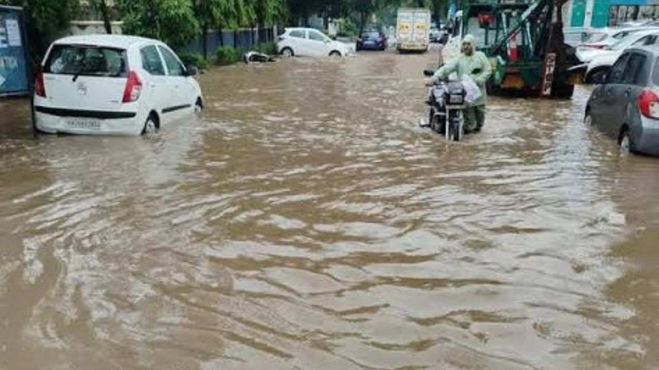 Gurugram Rains: Heavy Showers Bring India’s Corporate Hub to a Standstill; Work From Home Advisory Issued Amid Waterlogging Chaos