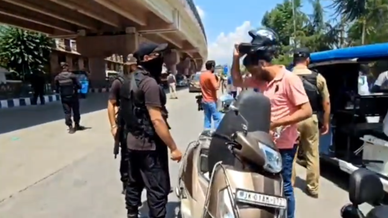 Security Tightened Across Srinagar Ahead of August 15; Frisking, Vehicle Checks Intensified