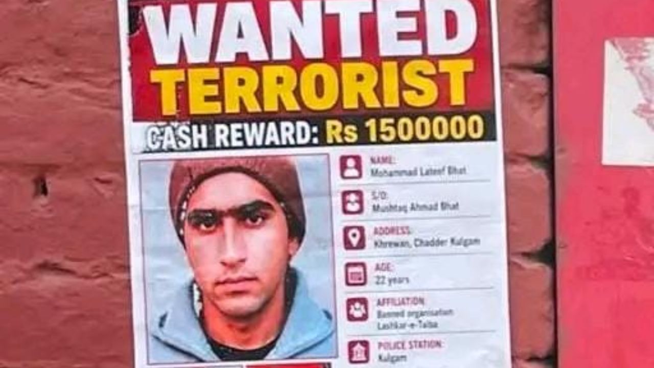 Security Forces Announce ₹15 Lakh Reward on LeT Terrorist Mohammad Lateef Bhat, Put Up Wanted Posters in Srinagar