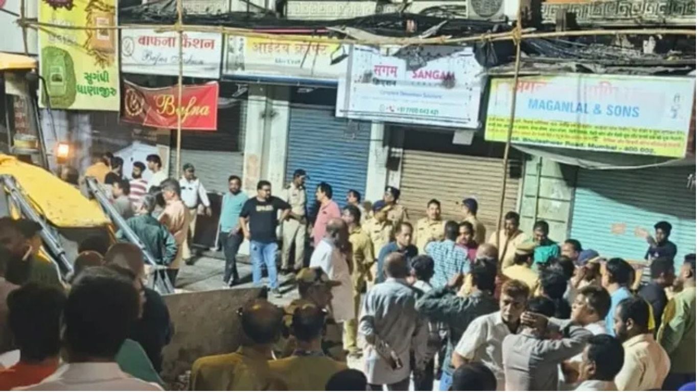 Mumbai Ganesh Idol Tragedy: Two Dead, Five Injured After Massive Idol Falls During Transportation