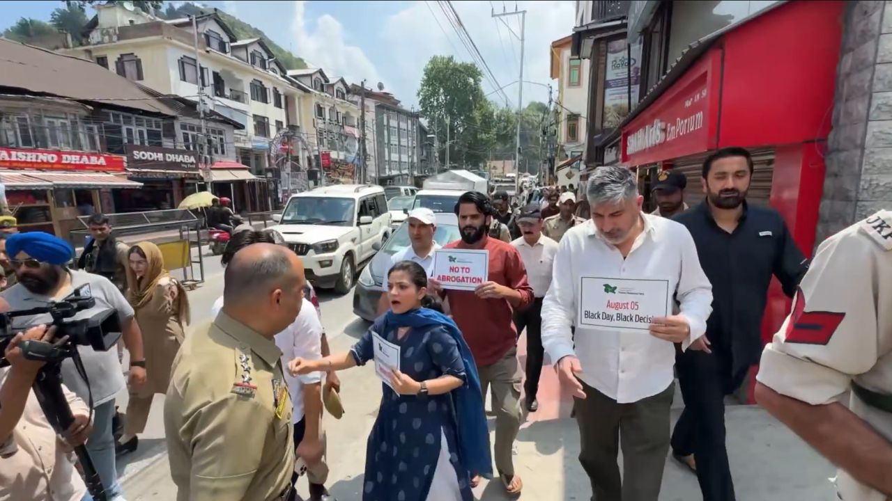 PDP Protests in Srinagar, Reiterates Demand for Restoration of Articles 370 and 35A