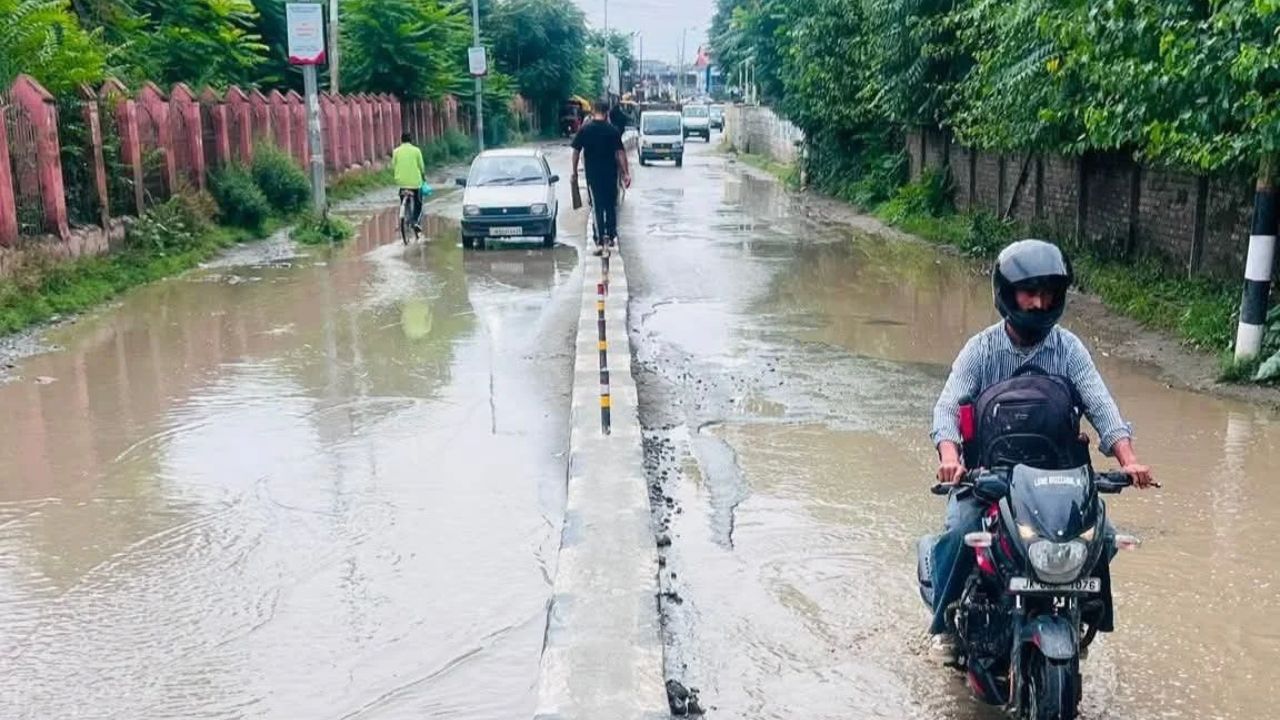 Sopore Roads Turn Into Mud After Rain, Raising Questions Over Civic Failure