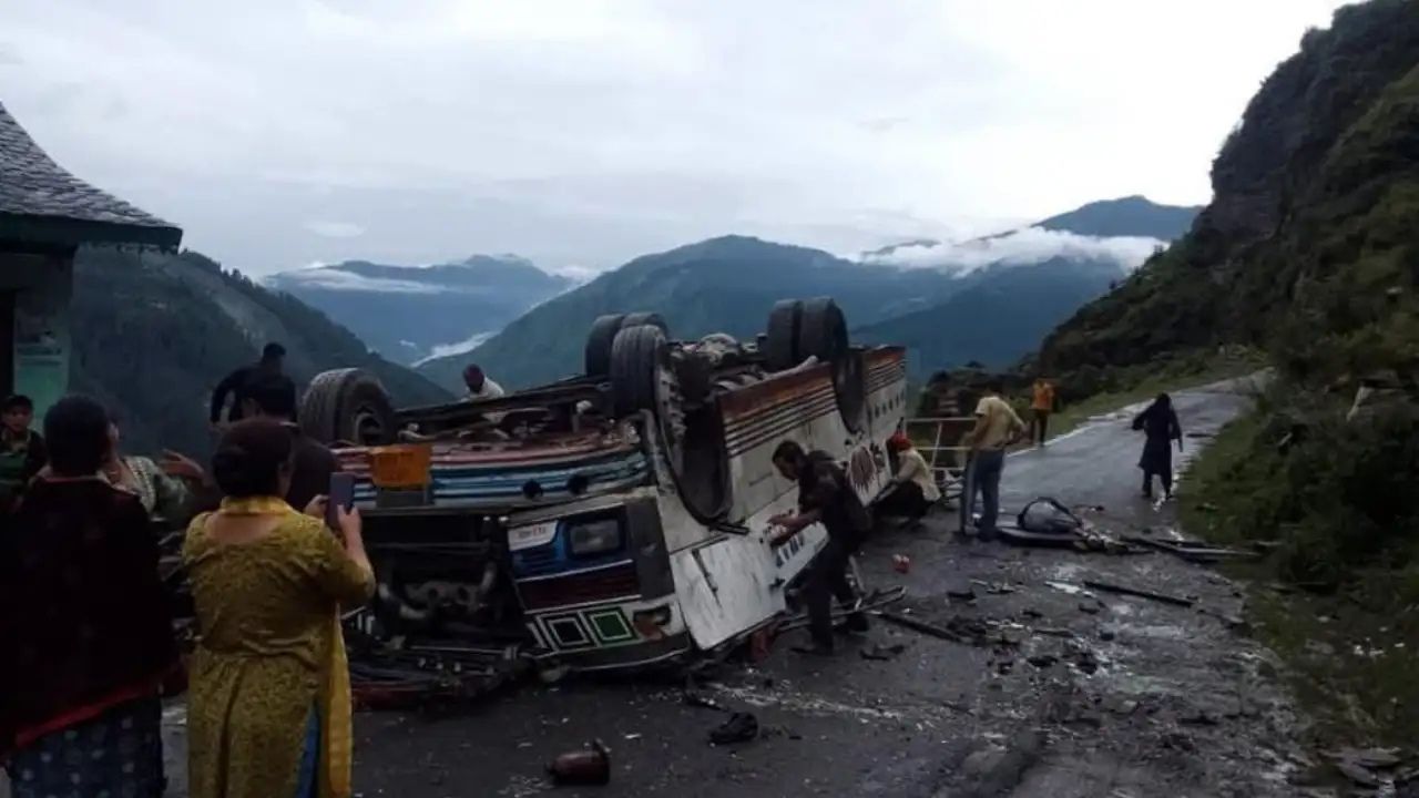 Himachal Bus Accident: 8 Killed, 10 Injured After Private Bus Falls Onto Lower Road in Chamba