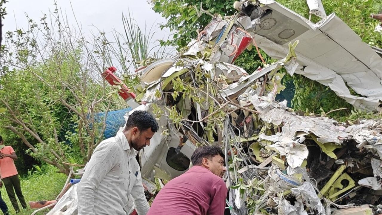 Kanpur Plane Crash: Training Aircraft Falls Near Ganga Barrage, Pilot Killed, Co-Pilot Critical