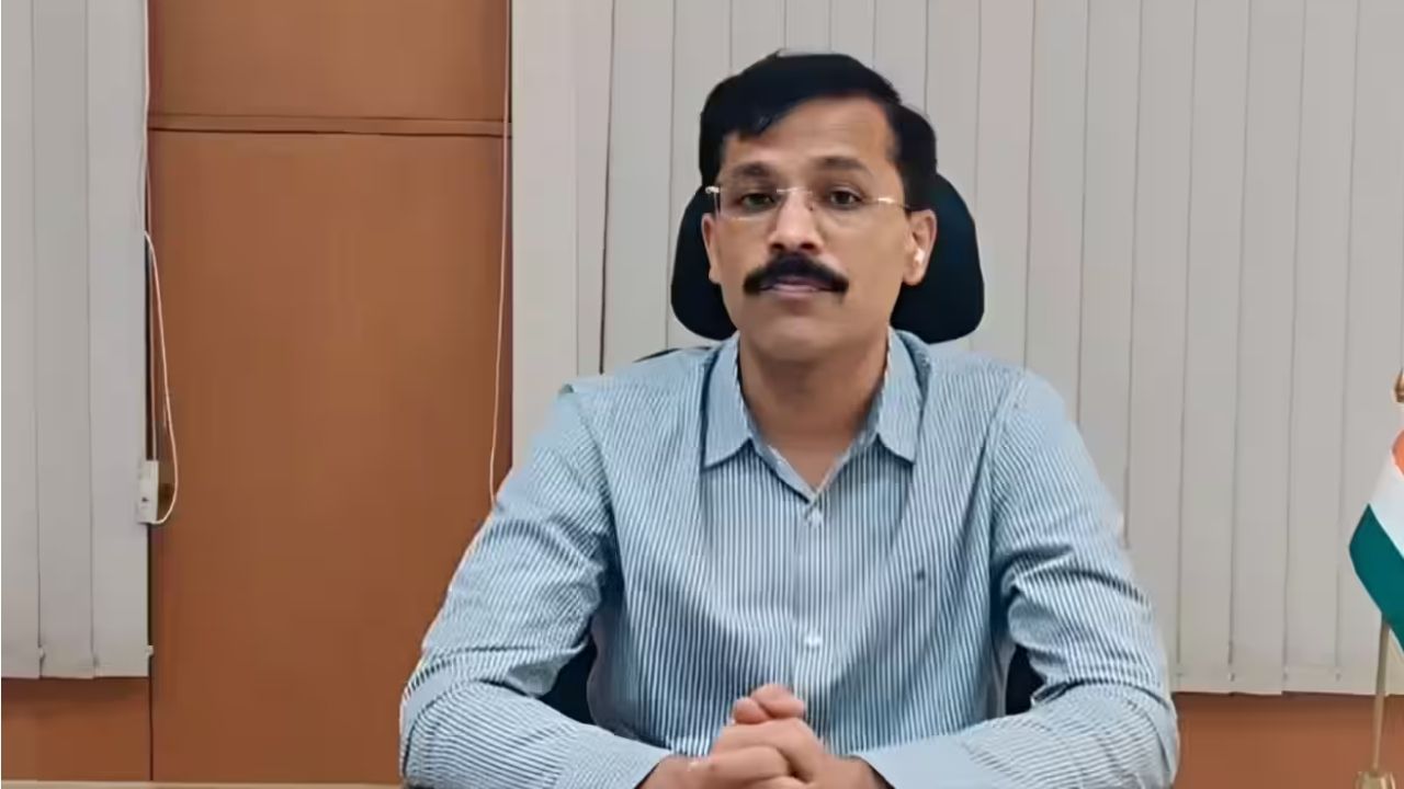 71 Transfers in 35 Years! Meet India’s Most Moved IAS Officer And Their Untold Story
