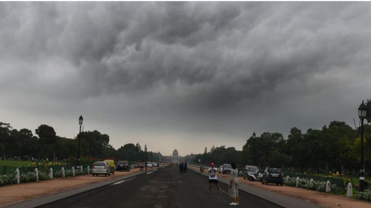Delhi Weather Update Today: IMD Predicts Light Rain, Cloudy Skies; Humidity to Stay High