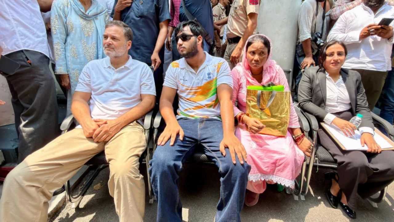 Jantar Mantar Pellet Gun Row: Rahul Gandhi Sits on Dharna With Injured Student, Demands FIR From Delhi Police