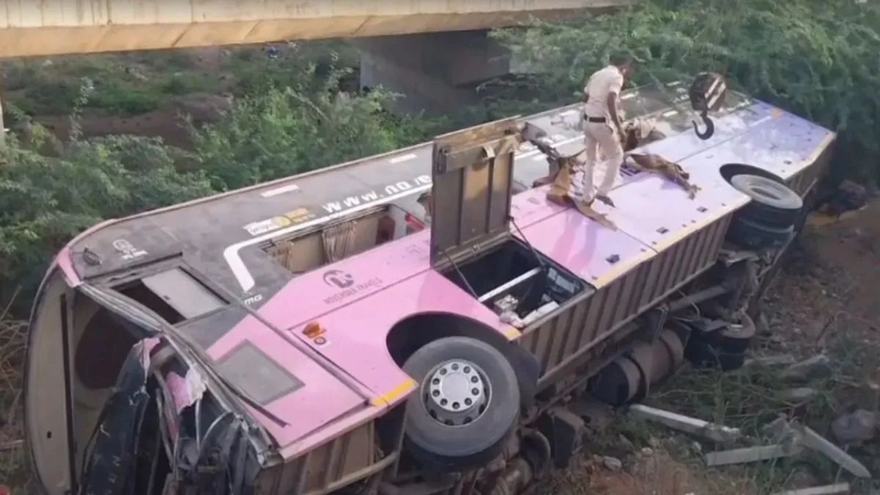 Andhra Pradesh Bus Accident: Volvo Collides With Truck, Falls From Poguru Bridge; 40 Injured