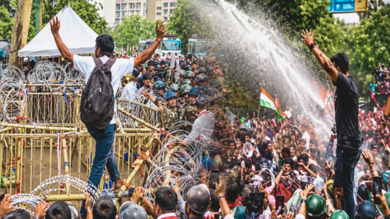 Jharkhand Protest Turns Violent: Students Face Lathi Charge, Water Cannons During Assembly March