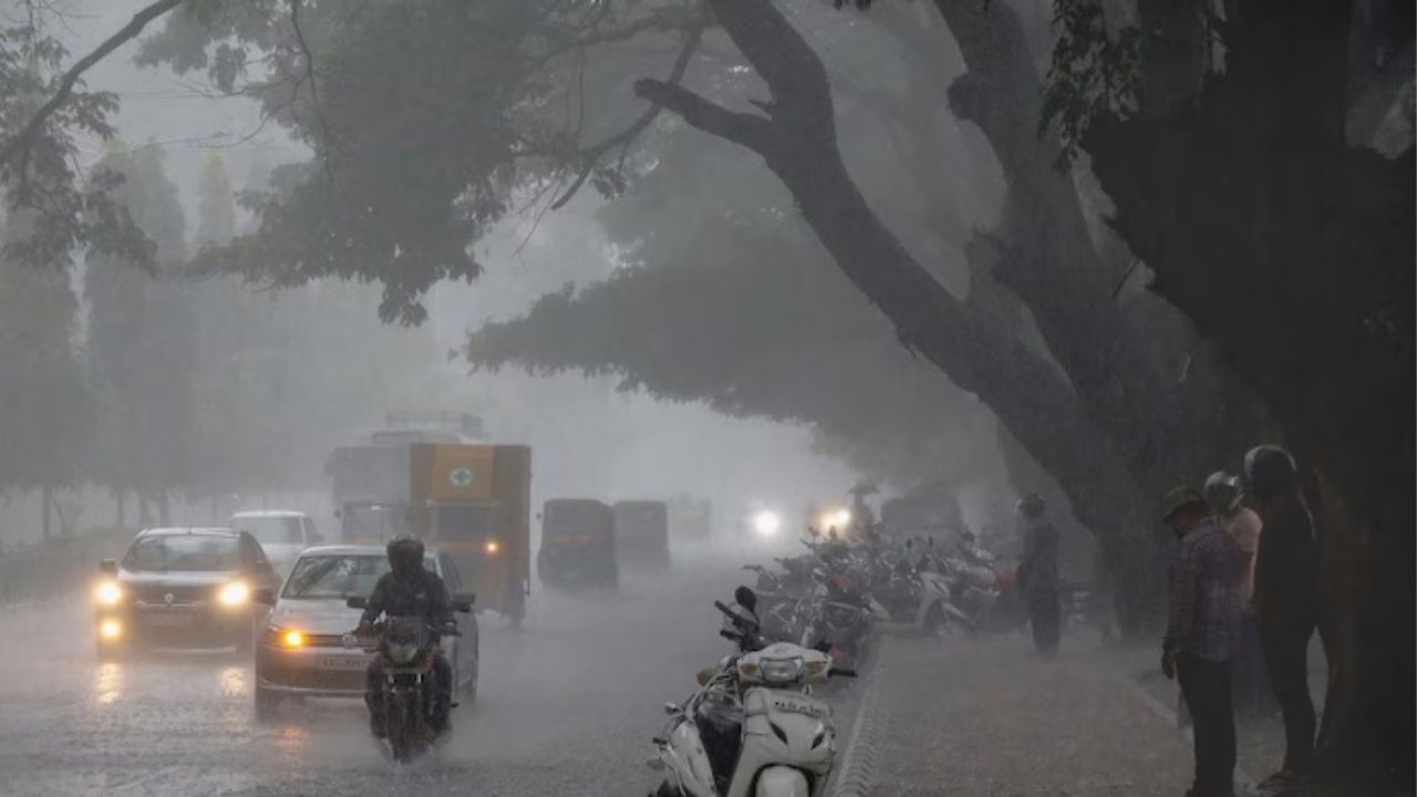 Delhi Weather Today: National Capital Wakes Up Under Cloudy Skies, IMD Predicts Showers Next Week