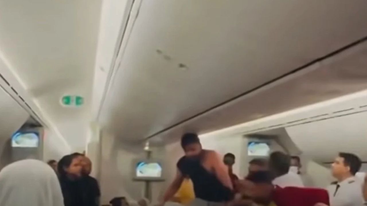 Chaos At 30,000 Feet: Passengers Fight Mid-Air On London-Bangladesh Flight, Video Goes Viral