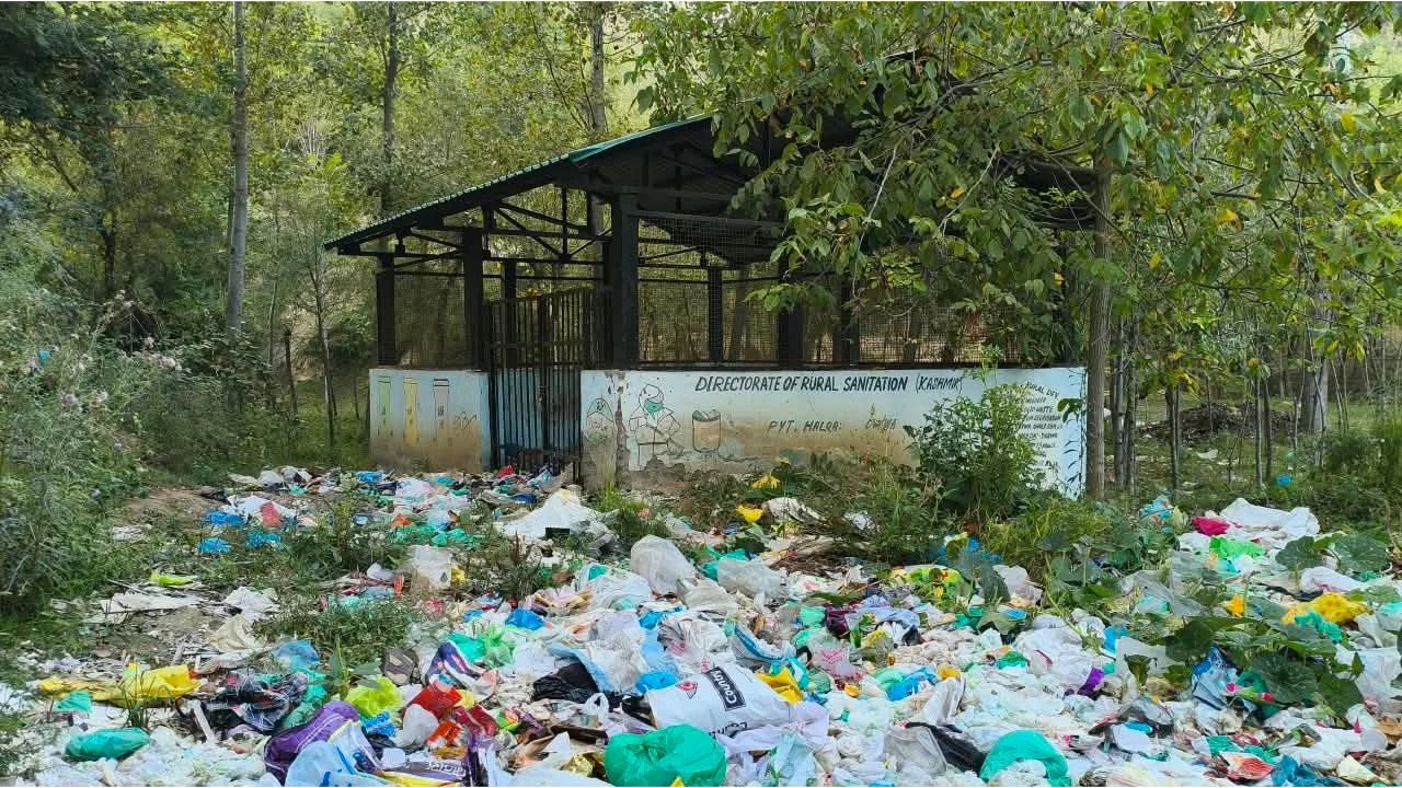 Baramulla Garbage Crisis Deepens As Locked Waste Shed Turns Into Local Sanitation Concern