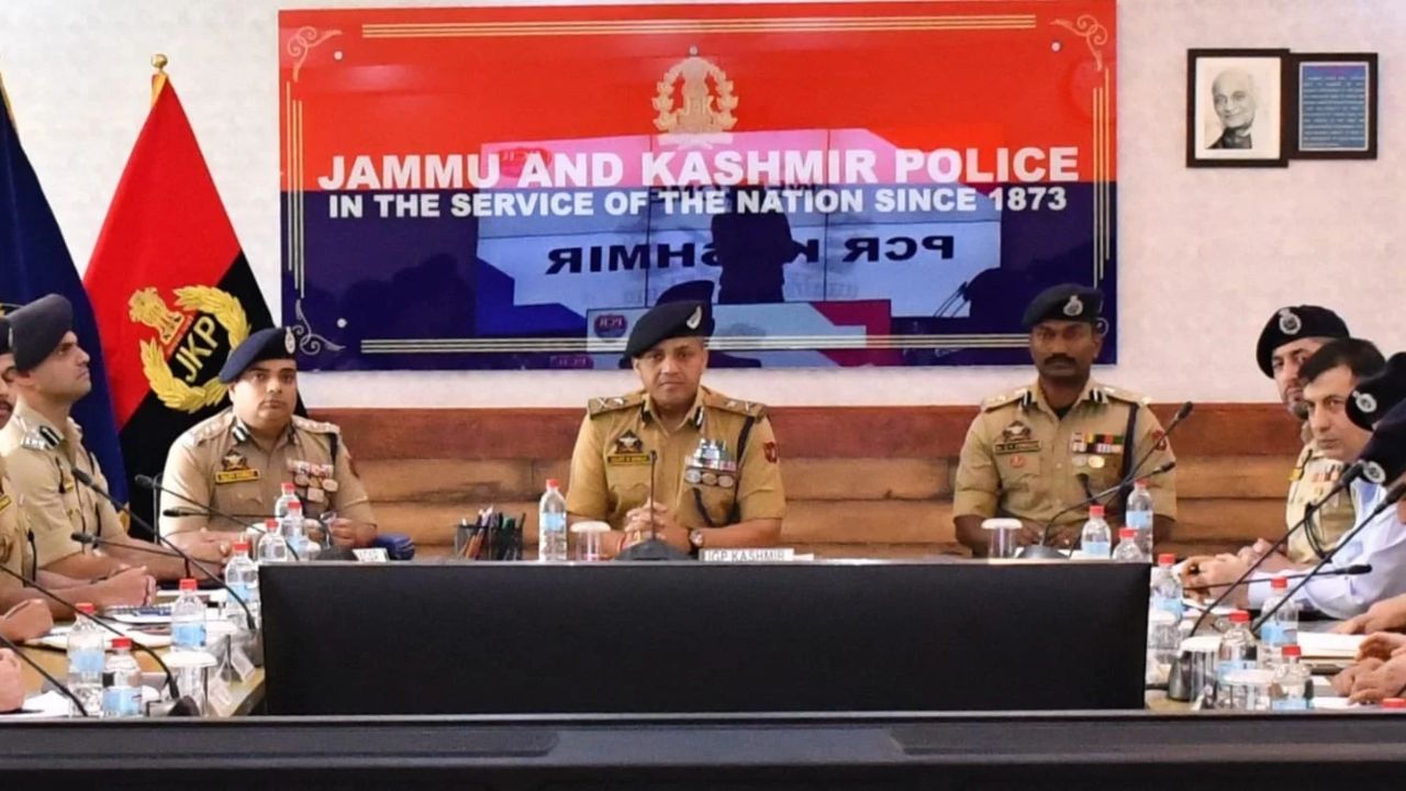 IGP Kashmir Reviews Security Grid, Orders Heightened Vigilance Across Central Kashmir