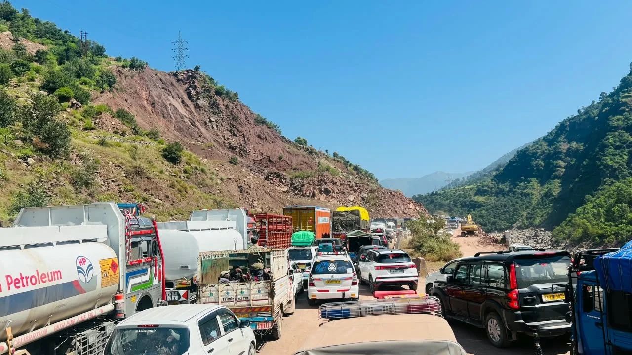 Jammu-Srinagar Highway Reopens After Landslide, But Why Traffic Chaos Continues on NH-44?