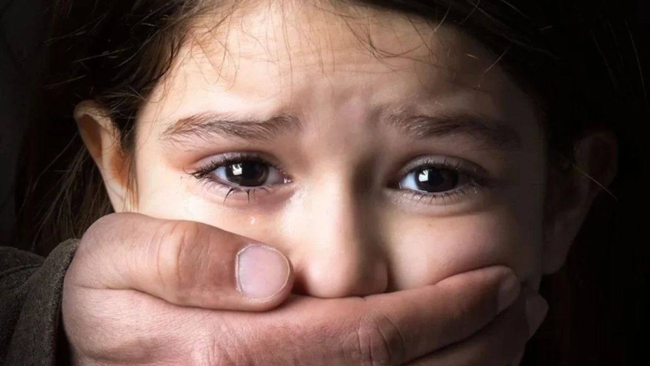 Delhi Horror: 5-Year-Old Girl Sexually Assaulted, Residents Surround Shidipura Police Chowki (Video Story)
