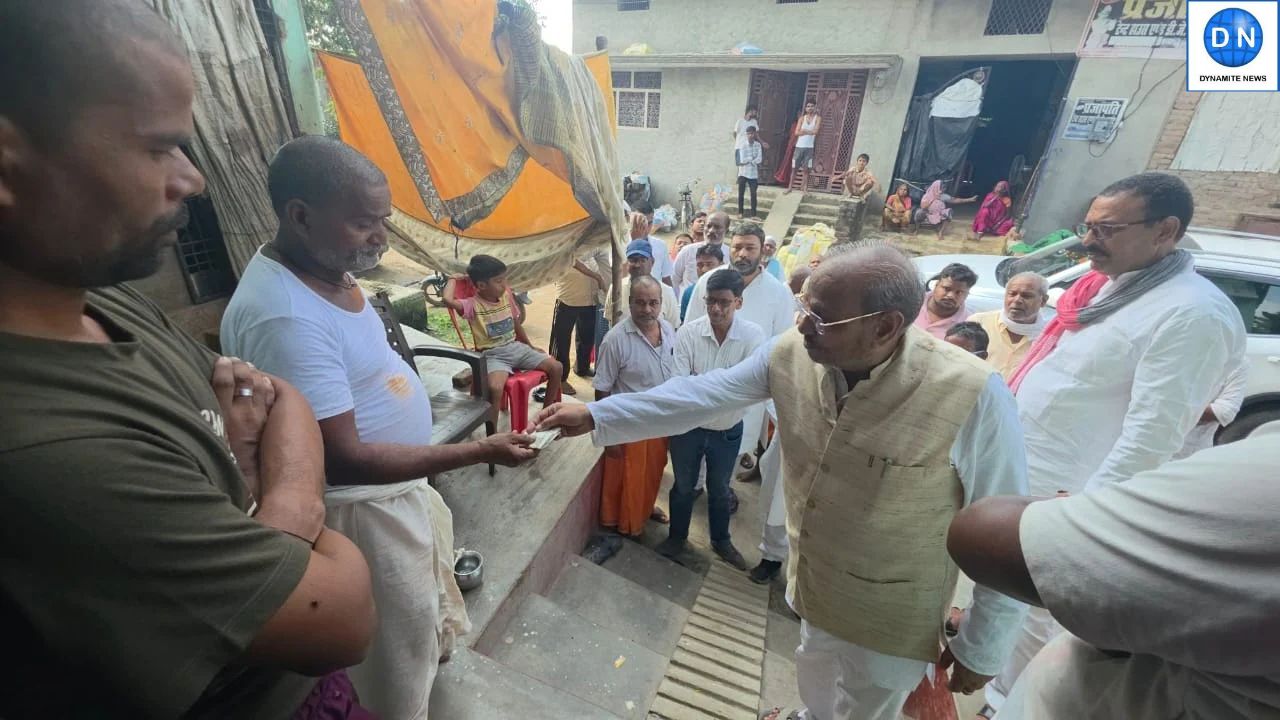 Maharajganj: Former Minister Sushil Tibrewal Meets Kin of Lightning Strike Victim, Extends Financial Support