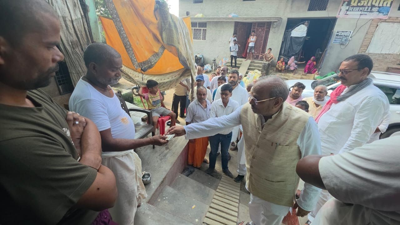 Maharajganj: Former Minister Sushil Tibrewal Meets Kin of Lightning Strike Victim, Extends Financial Support