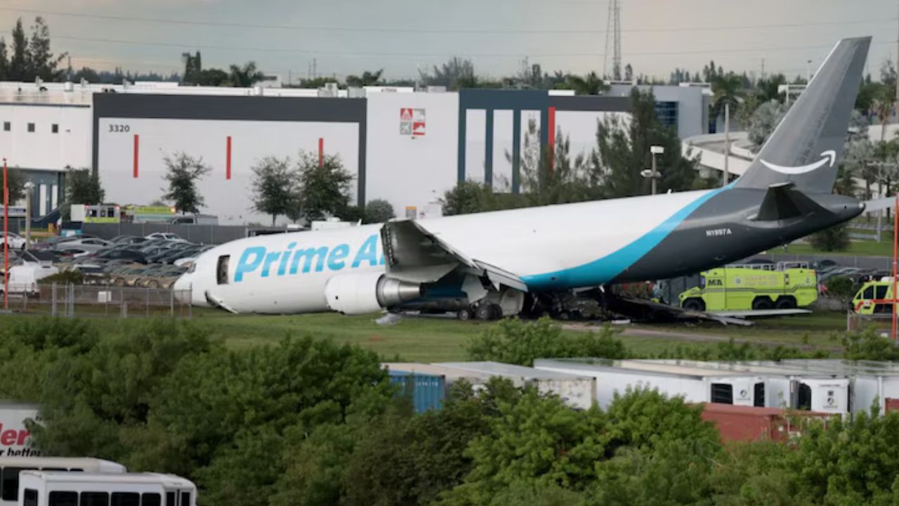 Amazon Cargo Plane Crash in Miami: Video Captures Horror Moment as Boeing 767 Crashes, 5 Killed