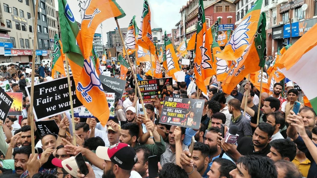 BJP’s Big Srinagar Showdown! Ghanta Ghar Turns Centre of Massive Protest March