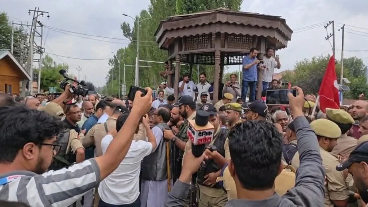 Srinagar Heats Up! NC Takes To Streets Demanding J&K Statehood Restoration