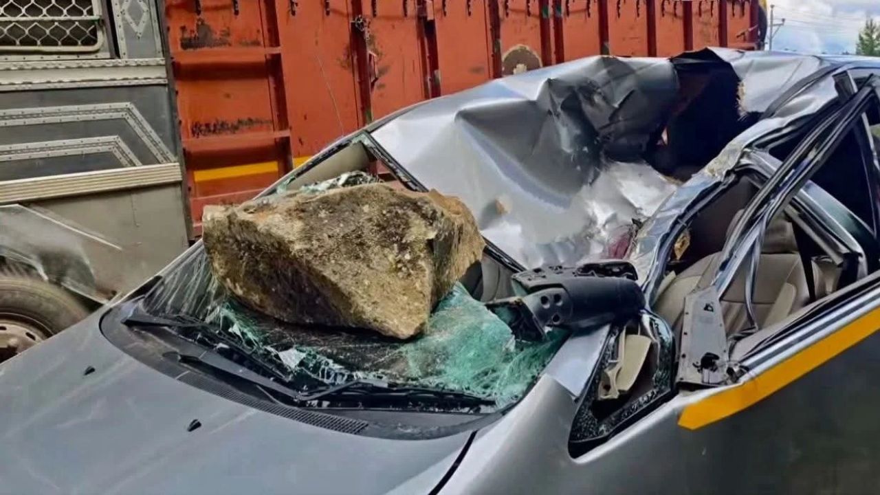 Kashmir Tragedy: Massive Boulder Falls on Tourist Vehicle, Odisha Man Dies in Anantnag