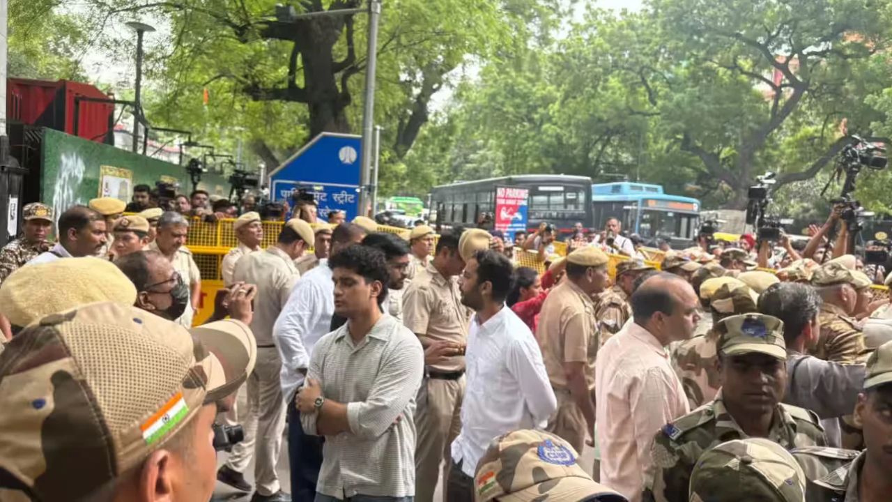 Team CJP reaches Parliament Street, demands action over viral assault claims in Jantar Mantar case
