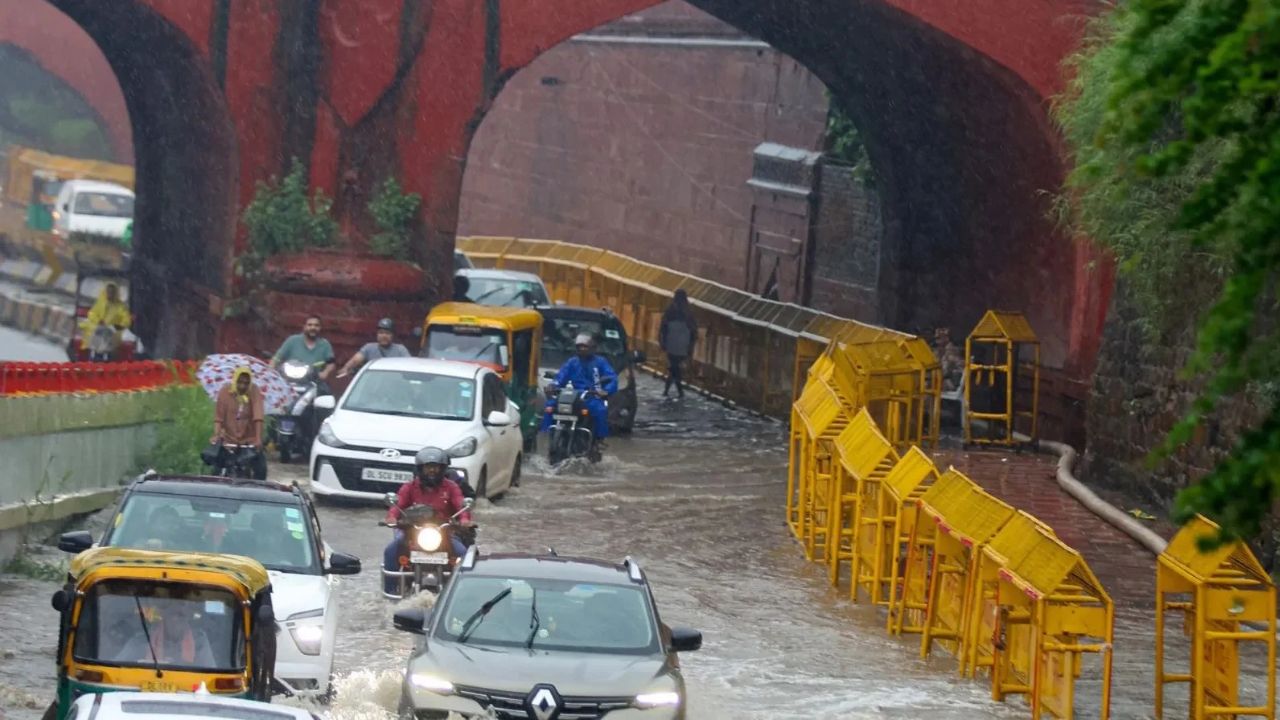 Double Weather Attack Over India: 17 States Face Heavy Rain, Storms and Lightning Threat