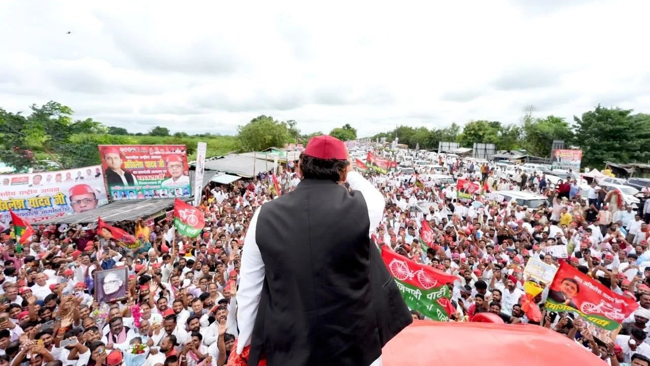 UP Assembly Elections 2027 Mission Begins! Akhilesh Yadav’s PDA Rath Reaches Raebareli, SP Workers Gather in Huge Numbers