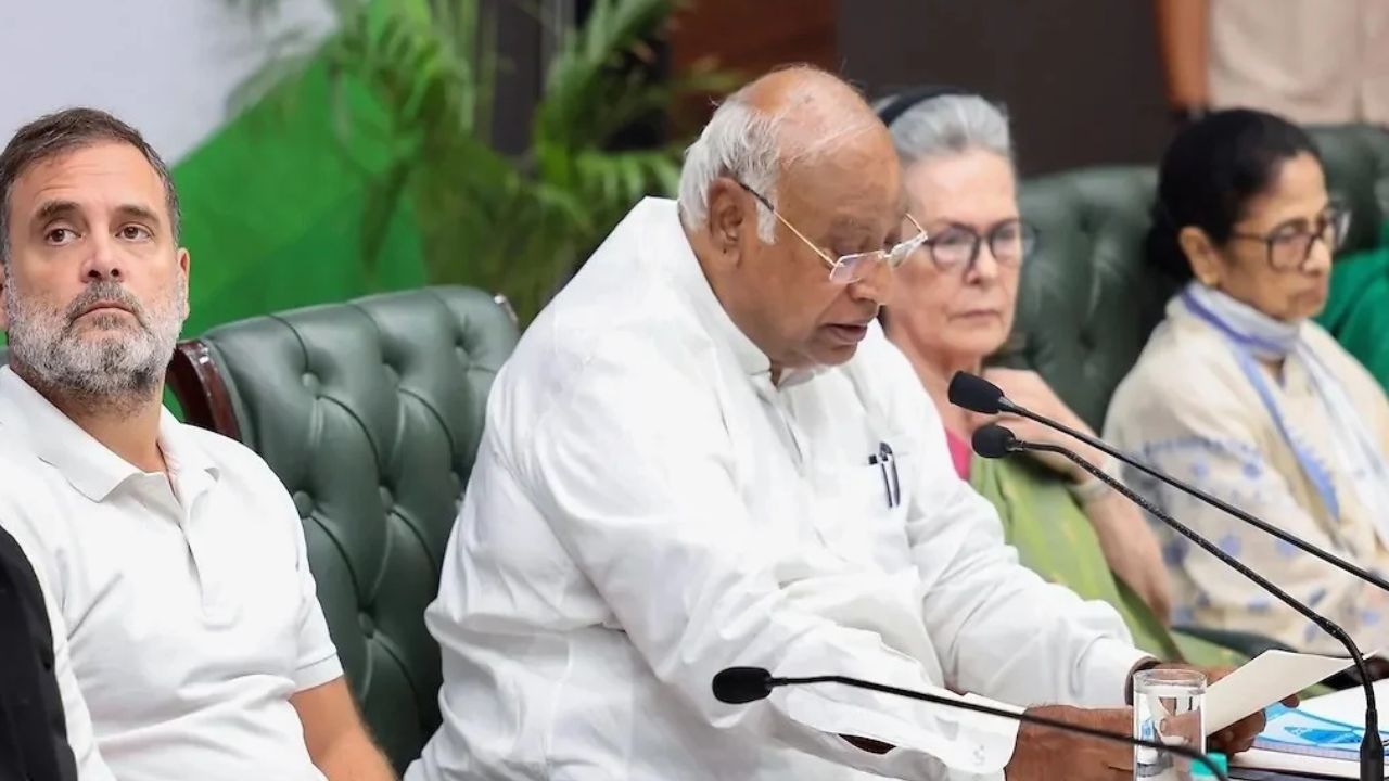 SIR Row Explodes: INDIA Bloc Meets Today,  Opposition Prepares Next Political Move
