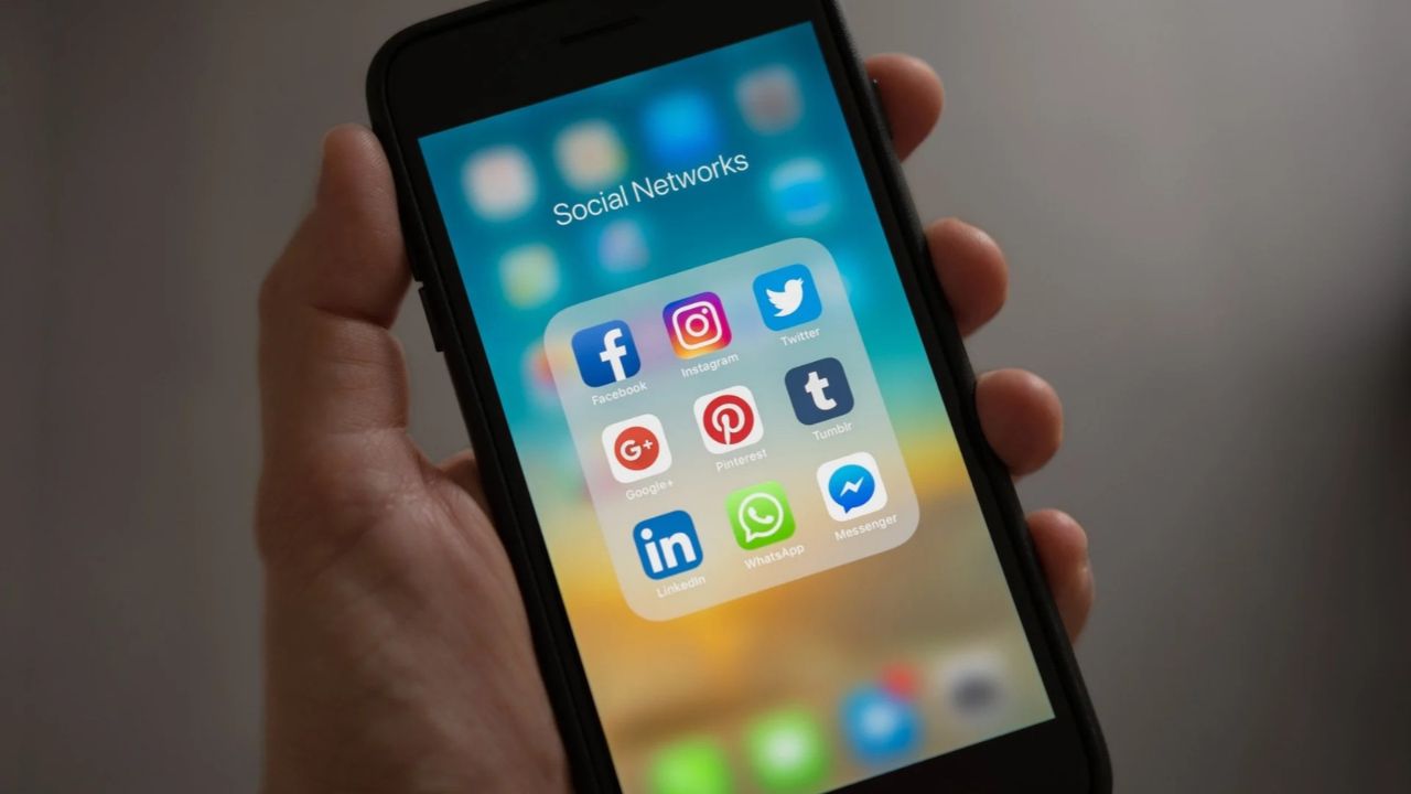 No Social Media Before 18? Centre Backs Supreme Court Plan for New Rules for Minors