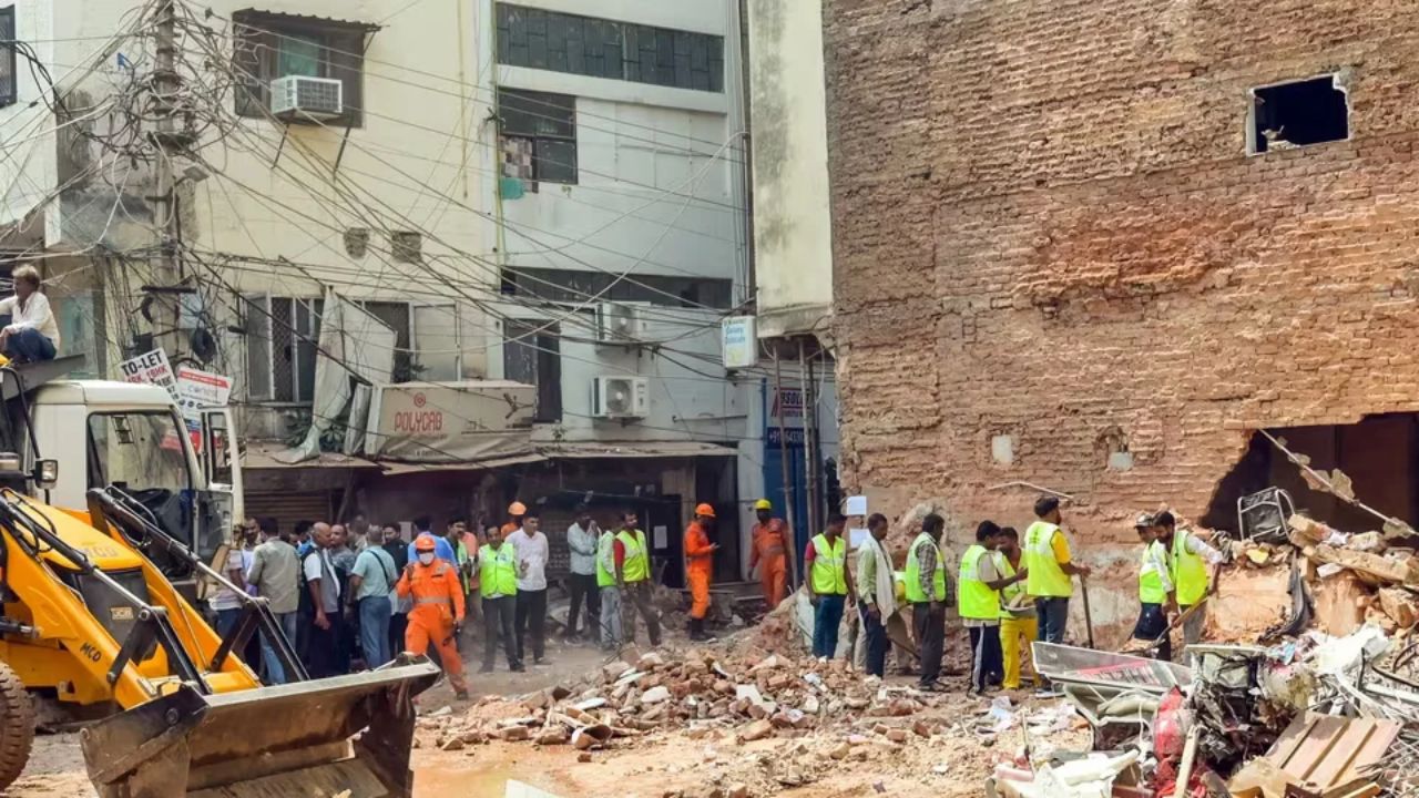 7 Dead After Delhi PG Collapse, Students Flee Satya Niketan as MCD Begins Crackdown