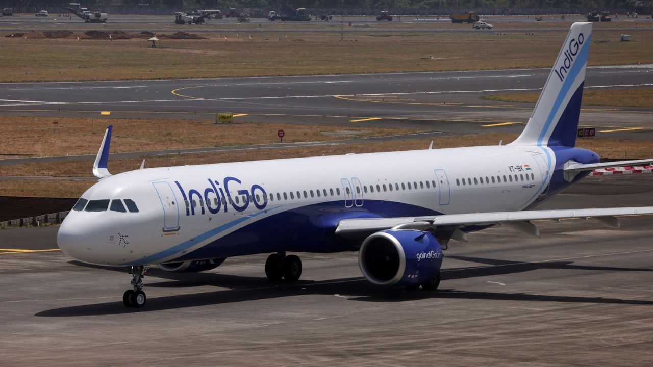 Air Scare at 30,000 Feet: Mayday Alert on IndiGo Flight After Pilot Falls Ill Mid-Air, Plane Diverts to Oman