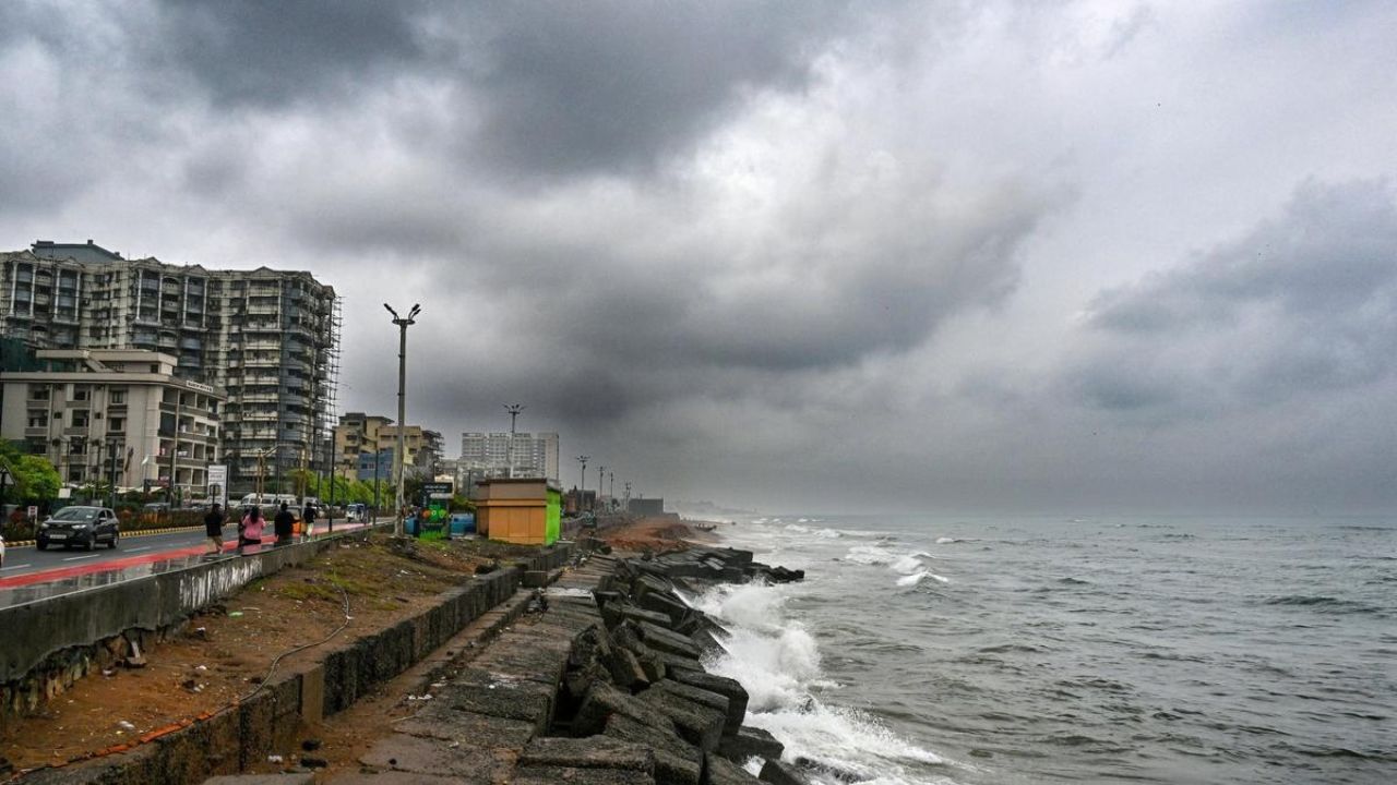 Cyclone Arnab Alert: Bay of Bengal Turns Stormy, Odisha and Andhra Face Heavy Rain Threat