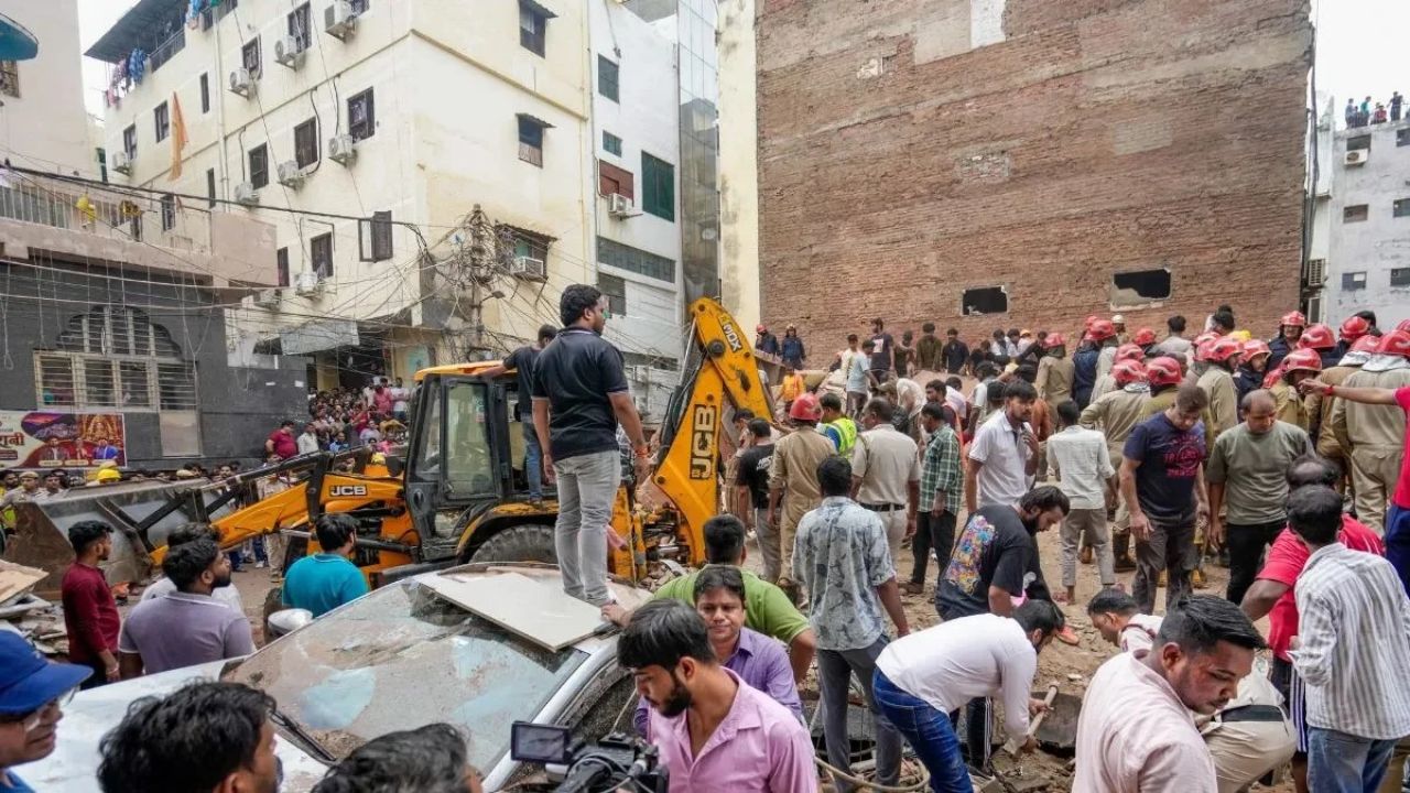 Delhi Building Collapse: CCTV Captures Shocking Moment as Satya Niketan PG Turns Into Rubble, 6 Dead