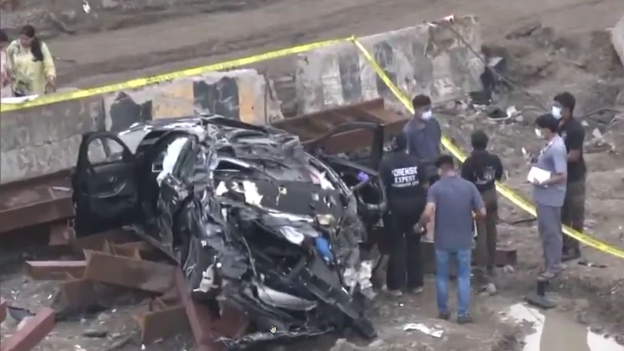 Mumbai BMW Crash: Three Killed, One Critical After Car Plunges From Coastal Road Bridge