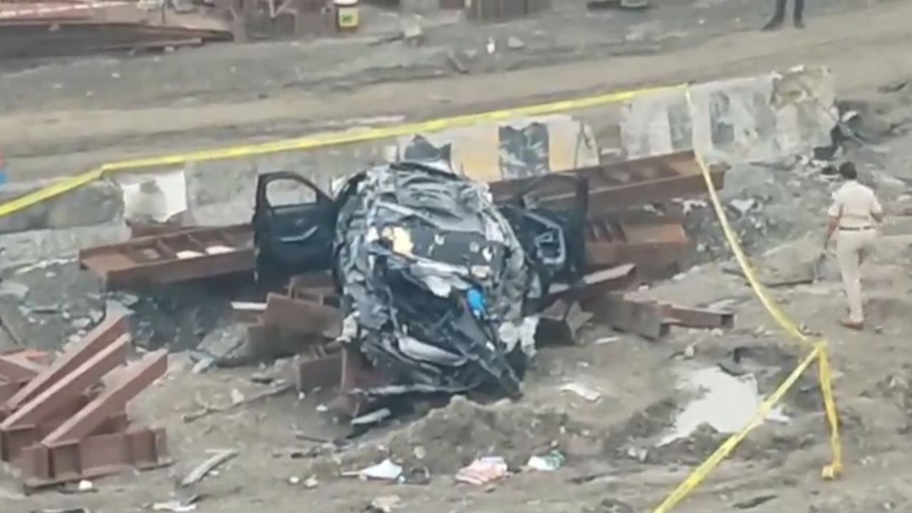 Mumbai BMW Crash: Three Killed, One Critical After Car Plunges From Coastal Road Bridge