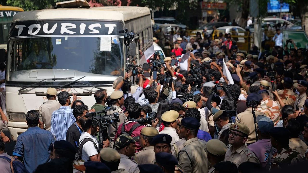 SIR Row: AAP Workers Detained as Protesters Break Barricades Near Jantar Mantar