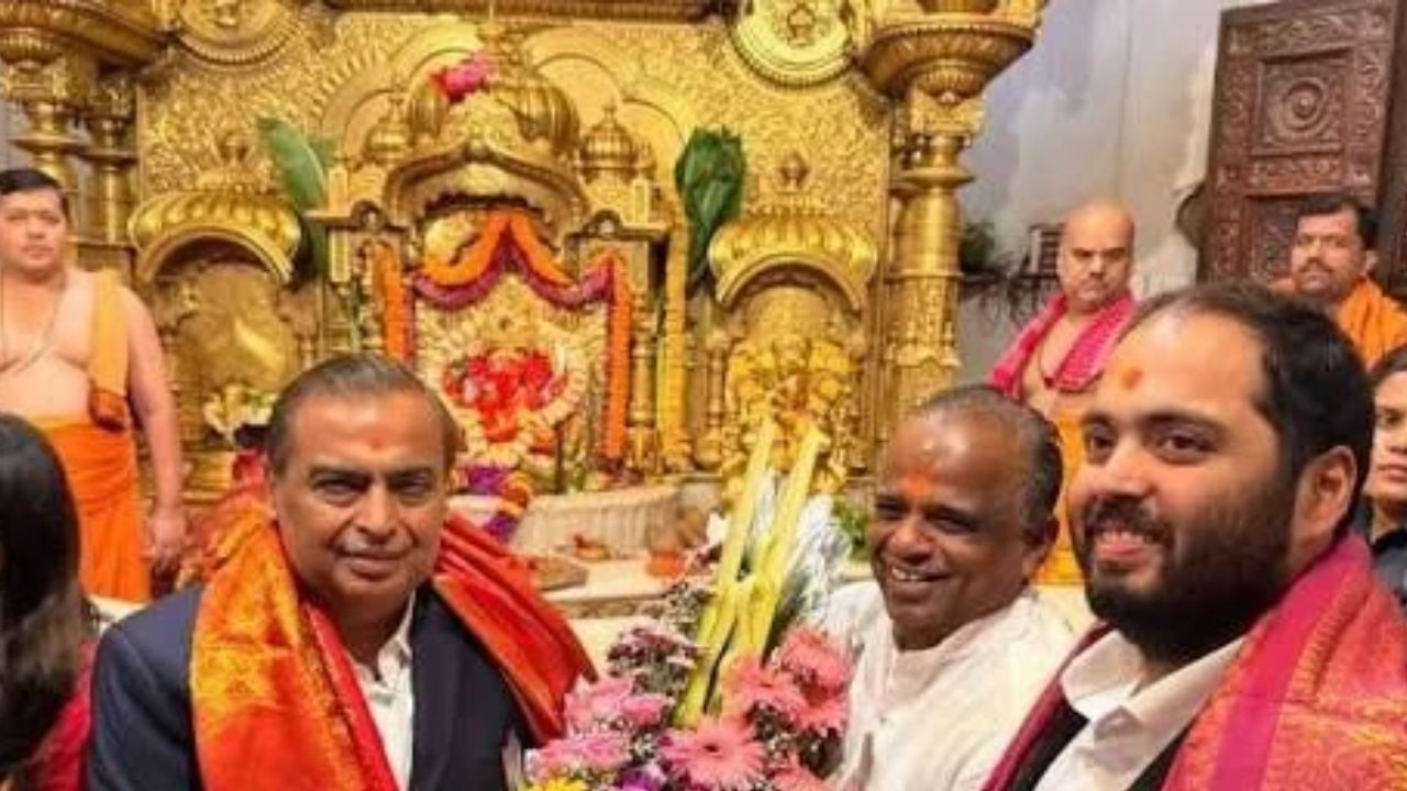 Mukesh Ambani, Nita, Anant, Akash and Isha Visit Siddhivinayak After Jio Listing