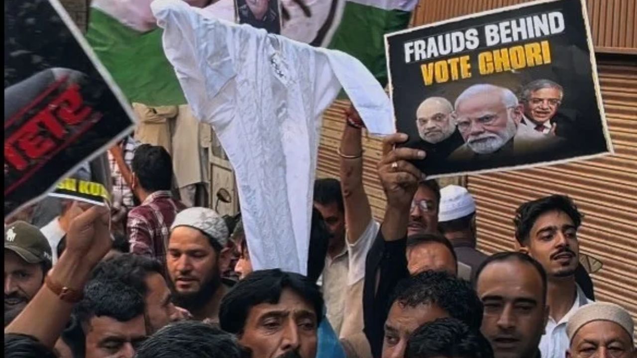 Baramulla Protest: Congress Hits Streets, Demands CEC Gyanesh Kumar’s Resignation