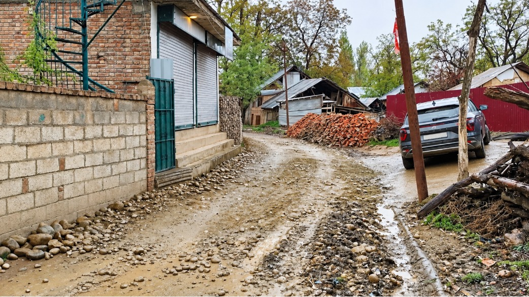 Budgam Road Crisis: Jawallapora Residents Await Repairs After Repeated Appeals to R&B Department