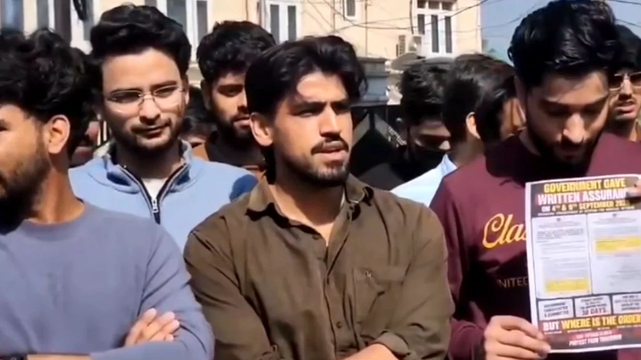GMC Srinagar: Medical Interns Hit the Streets, Demand Immediate Stipend Hike Order