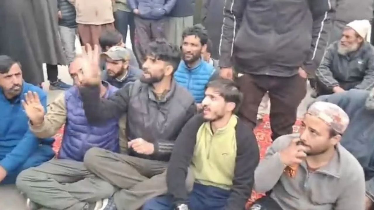 JK Vocational Trainers Protest Hits Day 21 as Job Security Demand Intensifies