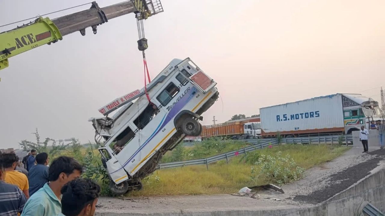 Kota Expressway Horror: 8 Killed as Tempo Traveller Plunges Into Drain on Delhi-Mumbai Highway, Several Injured