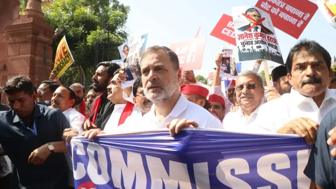 INDIA Bloc MPs Push Akashvani Bhawan Gates During ECI March