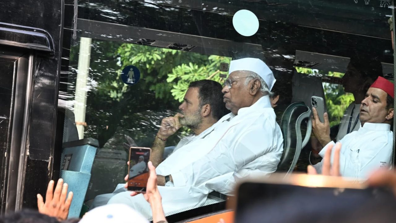 Rahul Gandhi’s Supreme Court Move Puts SIR Row Under Spotlight as INDIA Bloc Seeks Legal Action