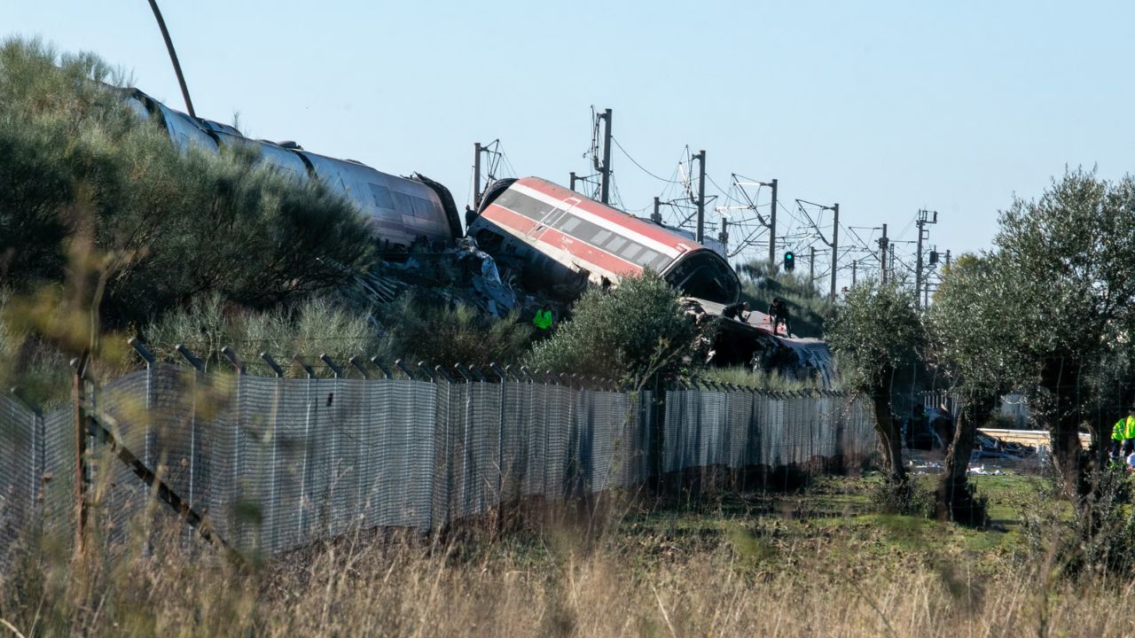 Hundreds injured and several killed in high speed train collision in Spain