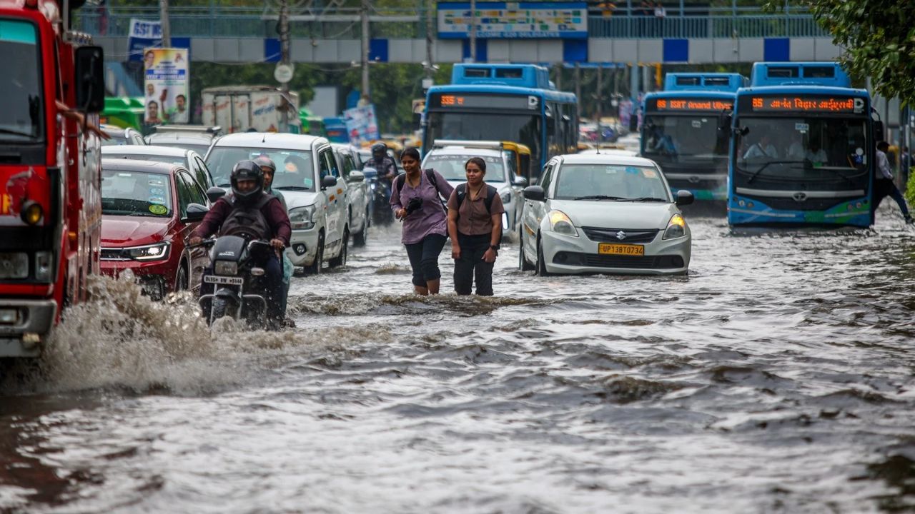 Delhi-NCR Weather Today: Heavy Rain Triggers Traffic Jams, Waterlogging; Will More Showers Return?
